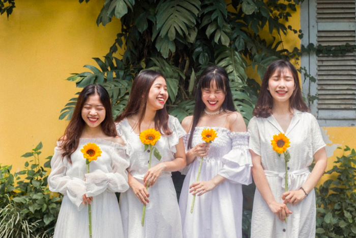 Đặt lên bàn cân tầm quan trọng của người yêu và bạn thân