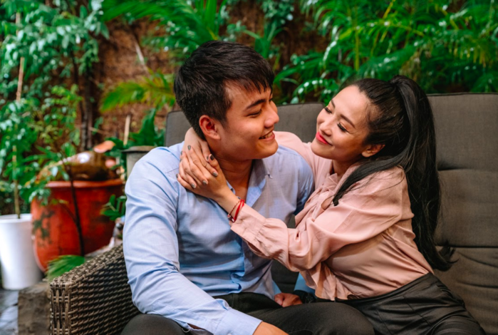 Đặt lên bàn cân tầm quan trọng của người yêu và bạn thân