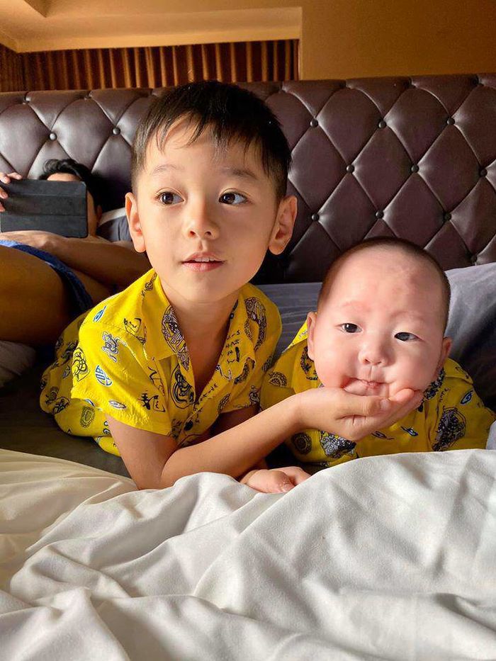 Con Hà Anh chụp ảnh với Beckkham, con Đan Trường kiếm ngàn đô/tháng