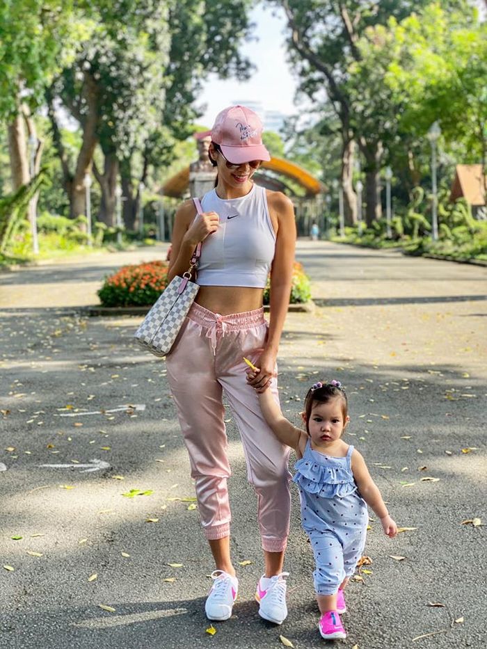 Con Hà Anh chụp ảnh với Beckkham, con Đan Trường kiếm ngàn đô/tháng