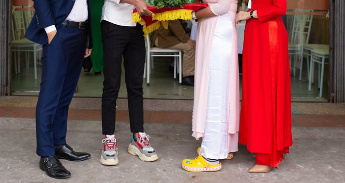 Đội bê tráp cưới mang crocs với dép tổ ong bị CĐM lên án chỉ trích