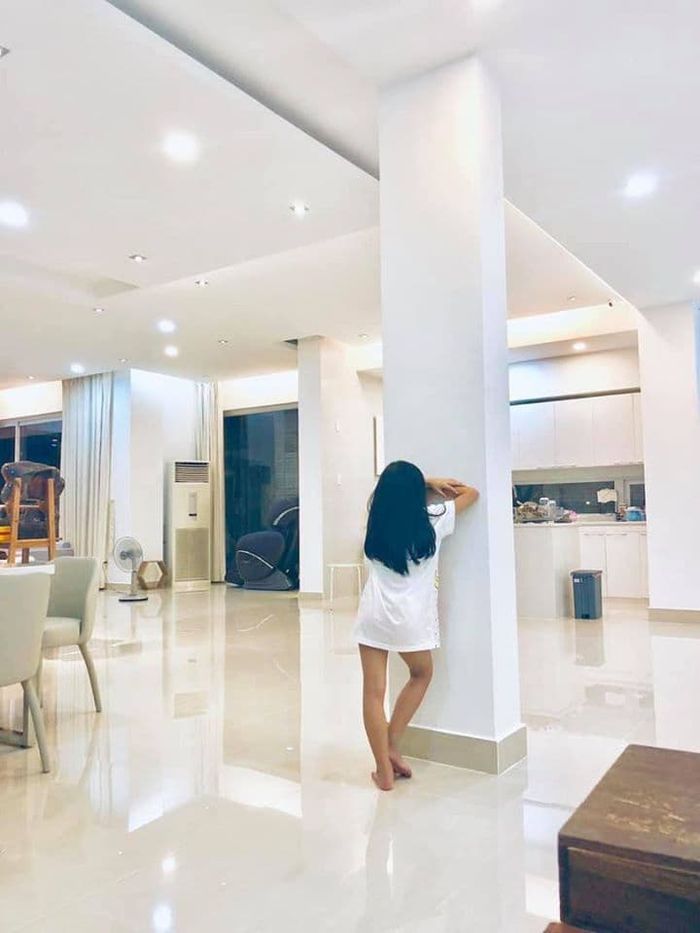 Hoàng Thùy đọ sắc với HHHV, Đông Nhi đẹp bất chấp trong ảnh chụp lén