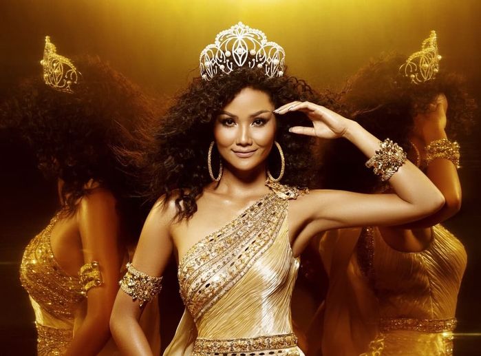 Hoàng Thùy đọ sắc với HHHV, Đông Nhi đẹp bất chấp trong ảnh chụp lén