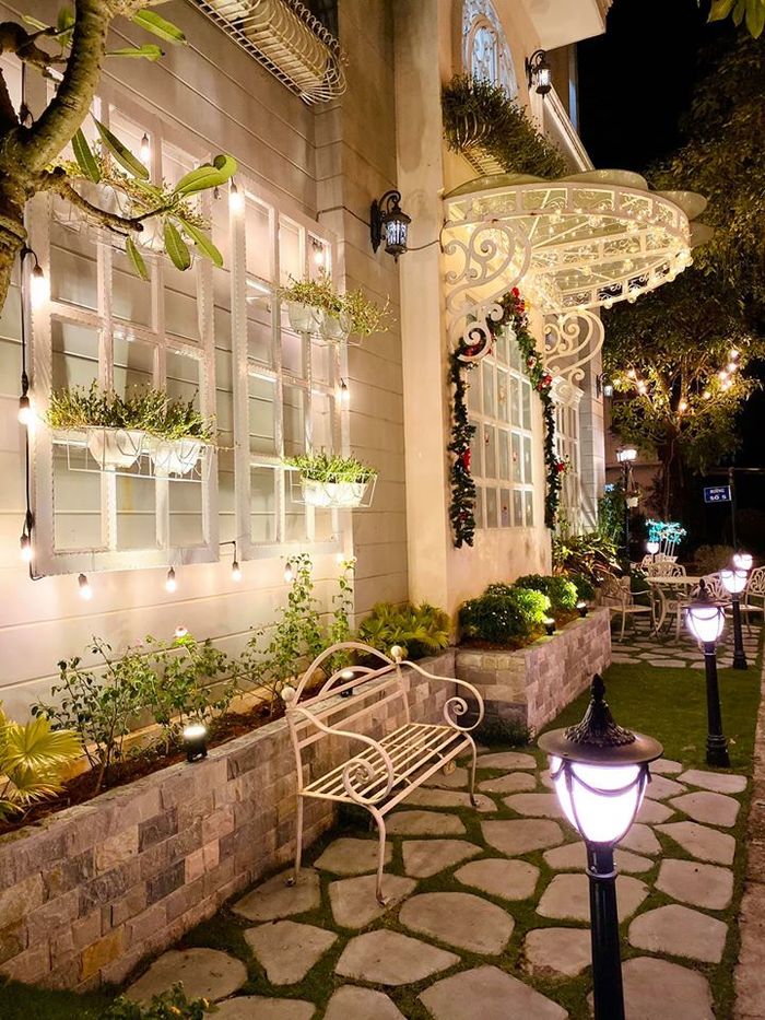 Choáng ngợp trước biệt thự trang hoàng lộng lẫy để đón Noel Thúy Hạnh