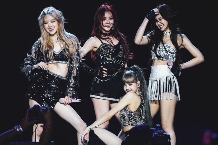 Fan Black Pink đặt biển quảng cáo đòi quyền lợi và sự hồi đáp của YG