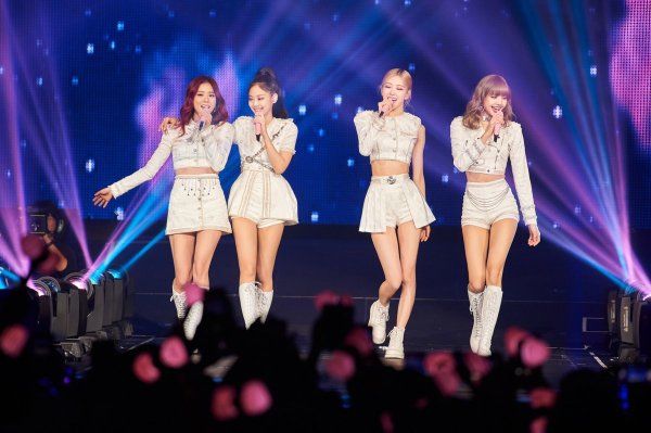 Fan Black Pink đặt biển quảng cáo đòi quyền lợi và sự hồi đáp của YG