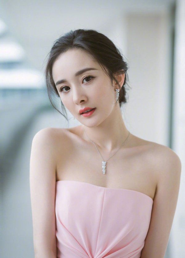 Gác chân lên bàn, chỉ tay,... sao Cbiz bị chỉ trích là vô văn hóa