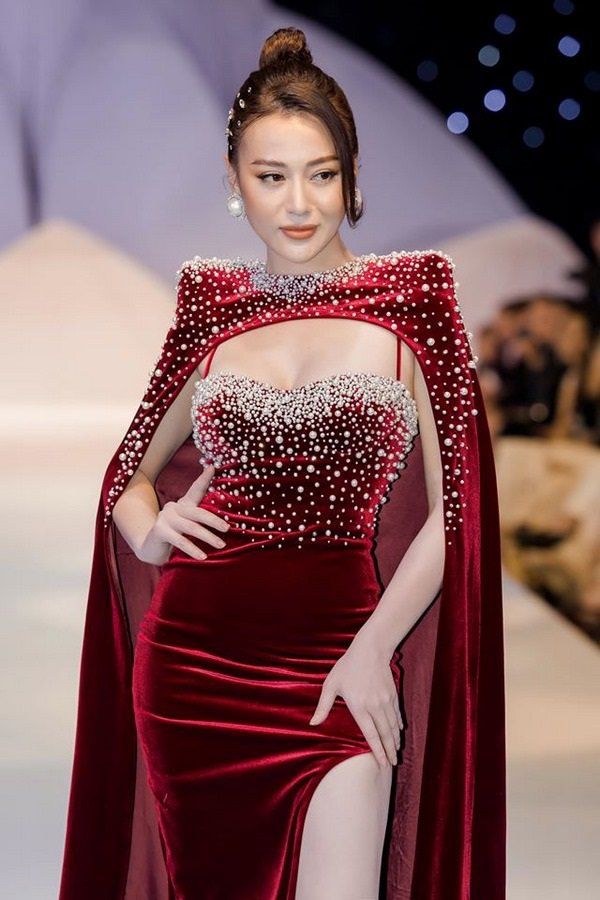 Giáng sinh cận kề, sao Việt lên đồ tone đỏ, xanh tràn ngập newsfeed