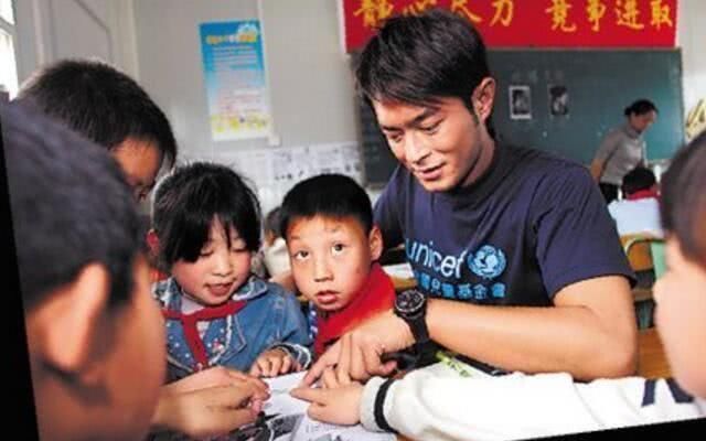 Giàu có là thế nhưng Cổ Thiên Lạc lại chọn bay vé hạng phổ thông