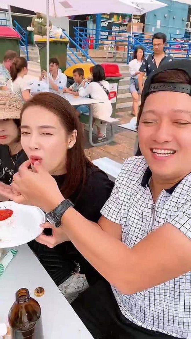 Gu du lịch trái ngược của hai cặp đôi vợ chồng hot nhất nhì Vbiz