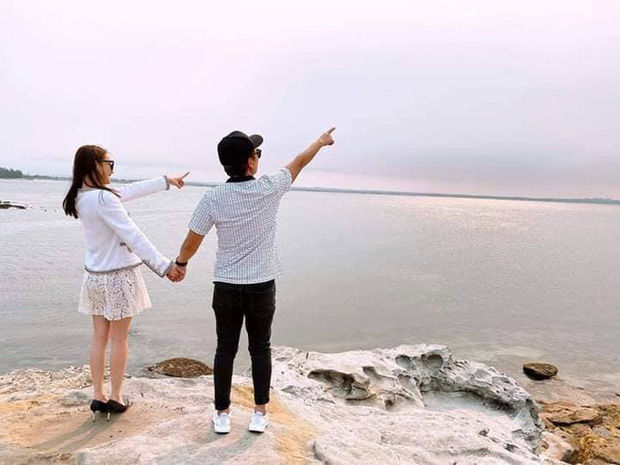 Gu du lịch trái ngược của hai cặp đôi vợ chồng hot nhất nhì Vbiz