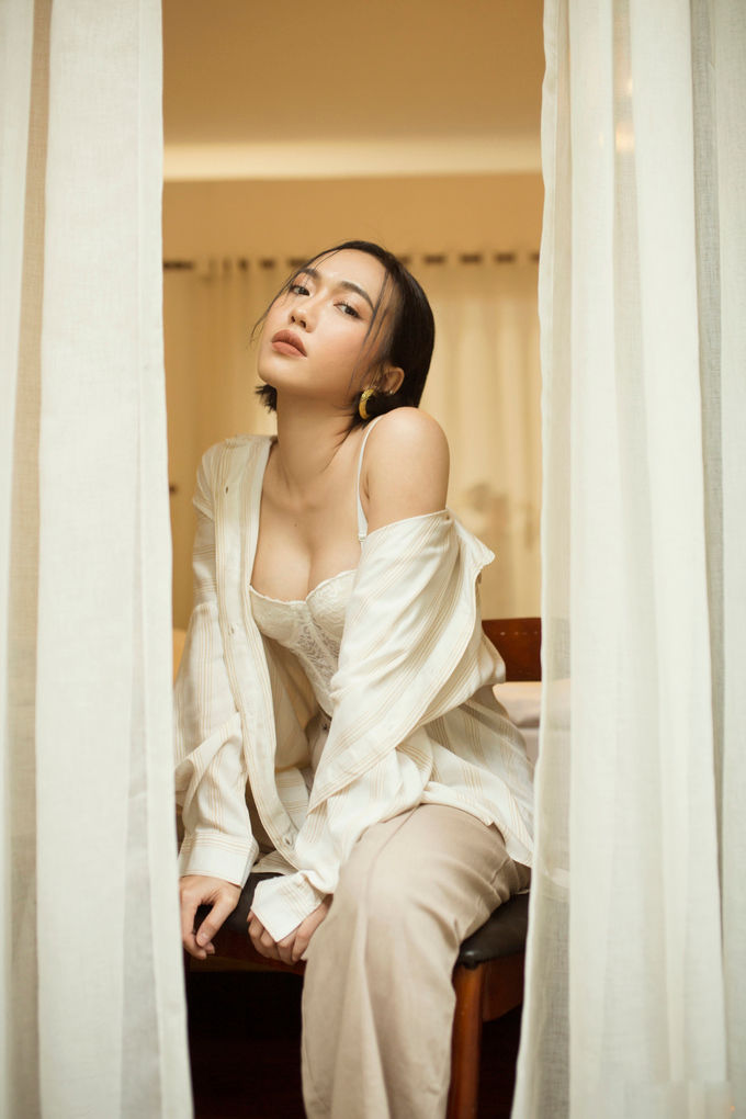 H'Hen Niê - Khánh Vân hôn má, Diệu Nhi khoe vòng một gợi cảm