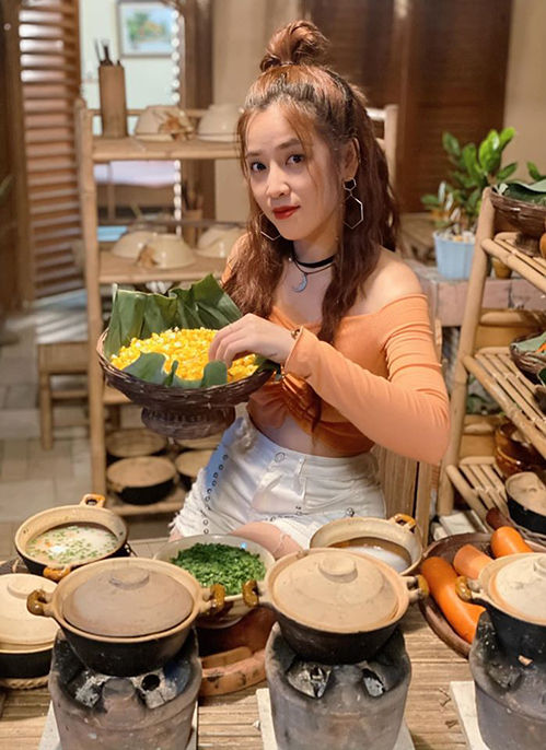 H'Hen Niê - Khánh Vân hôn má, Diệu Nhi khoe vòng một gợi cảm