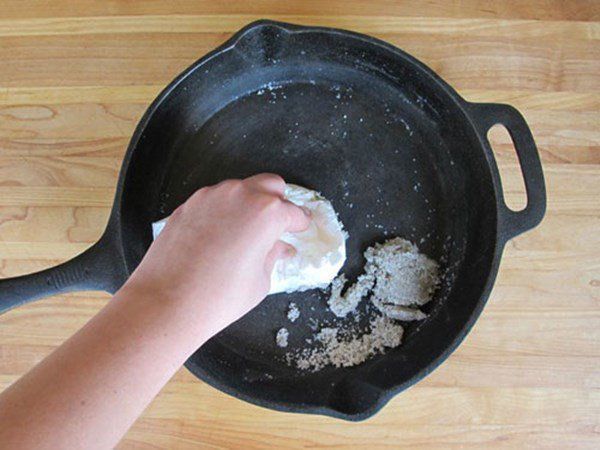 Với dấm, muối, dầu ăn... hô biến chảo thường thành chảo chống dính