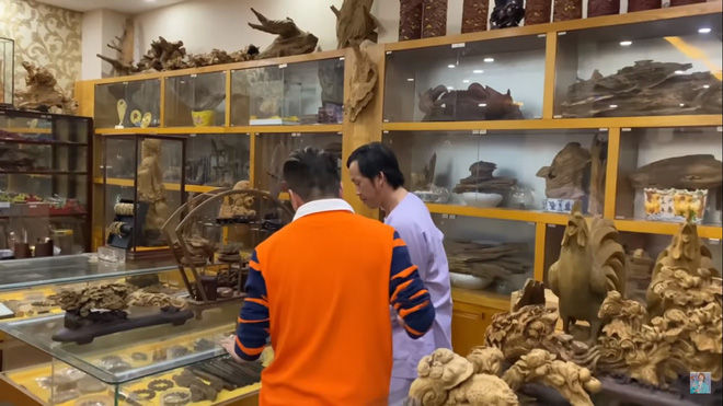 Trầm trồ trước độ chịu chi của Hoài Linh: Tặng Mr Đàm vòng trầm 2 tỷ