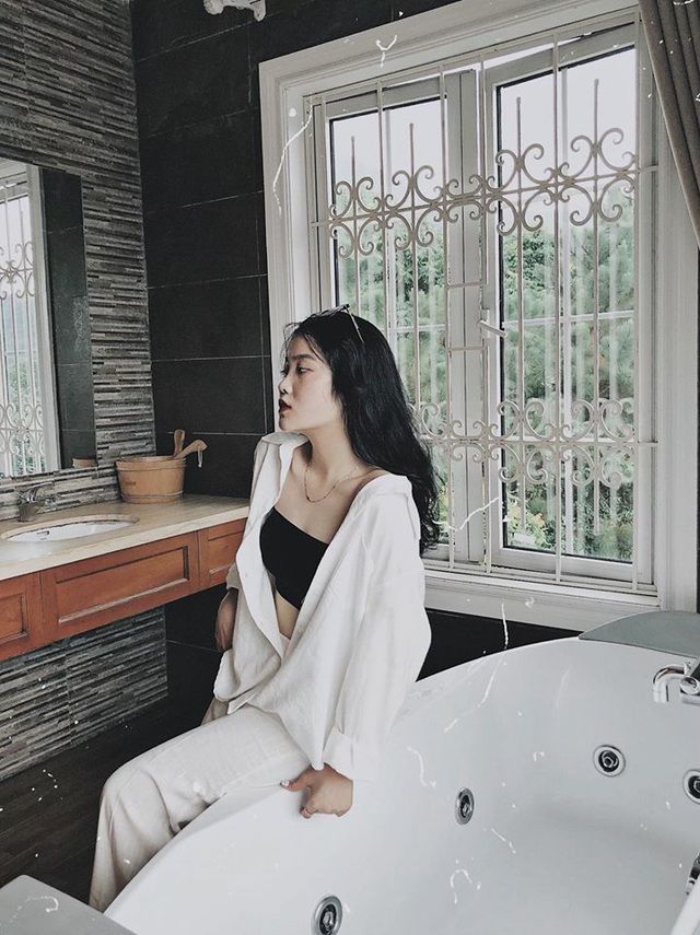 Hoàng Anh xinh đẹp, quyến rũ tuổi 21, lần đầu đón sinh nhật xa Văn Hậu