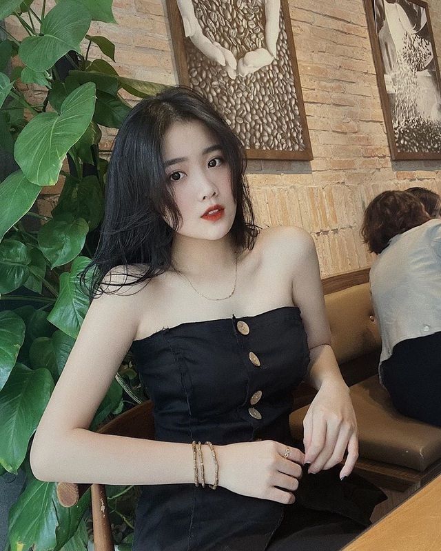 Hoàng Anh xinh đẹp, quyến rũ tuổi 21, lần đầu đón sinh nhật xa Văn Hậu
