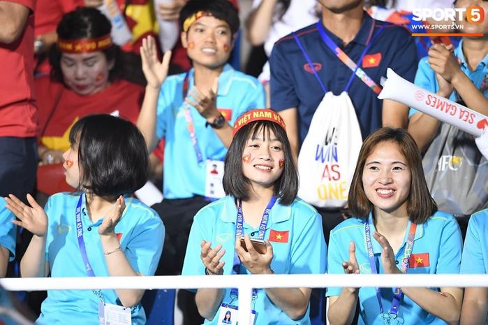 Hoàng Thị Loan của bóng đá nữ Việt Nam gây sốt trên khán đài