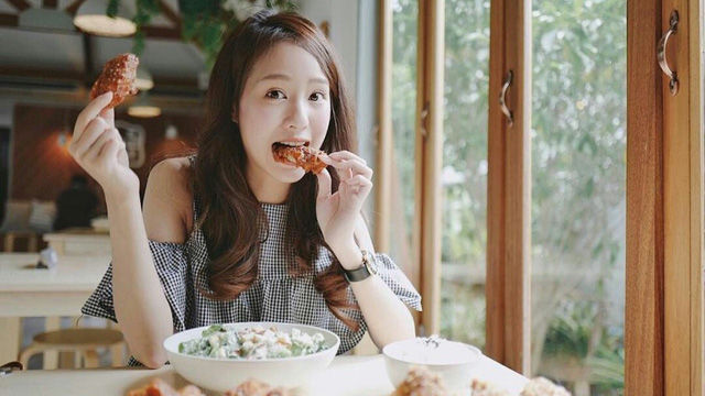 Học cách giữ dáng thanh mảnh như phụ nữ Nhật: ăn sushi và ăn bằng đũa