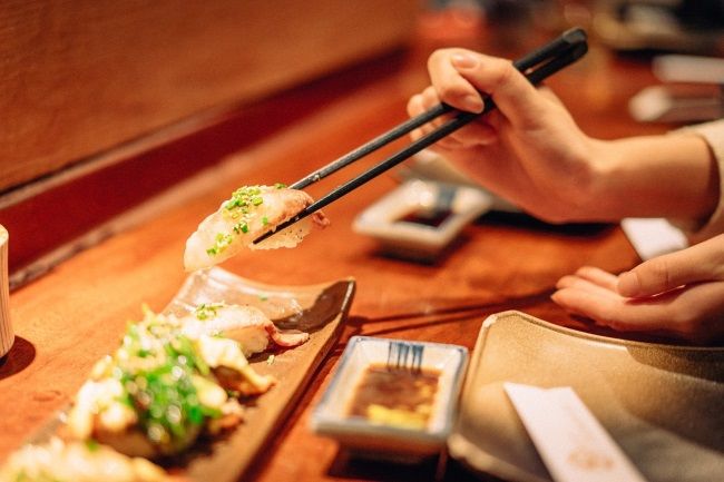 Học cách giữ dáng thanh mảnh như phụ nữ Nhật: ăn sushi và ăn bằng đũa