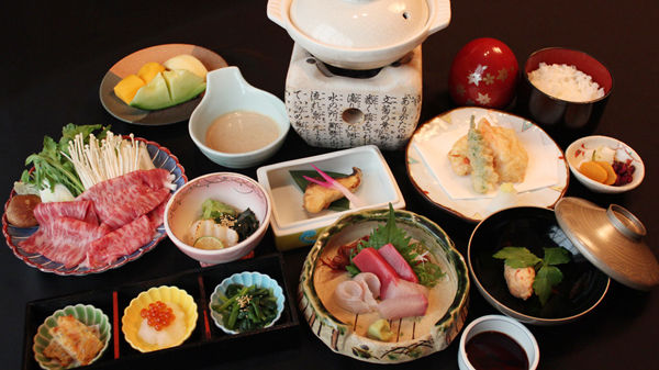 Học cách giữ dáng thanh mảnh như phụ nữ Nhật: ăn sushi và ăn bằng đũa