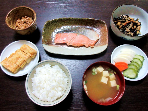 Học cách giữ dáng thanh mảnh như phụ nữ Nhật: ăn sushi và ăn bằng đũa