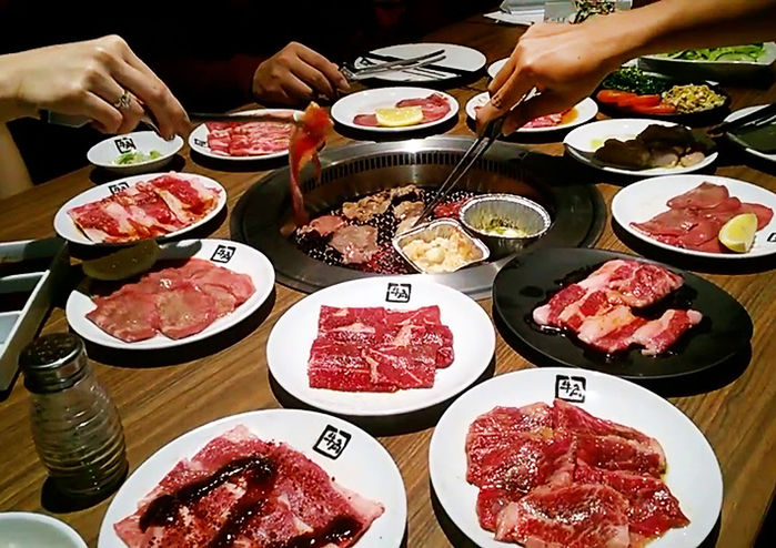 Học cách giữ dáng thanh mảnh như phụ nữ Nhật: ăn sushi và ăn bằng đũa