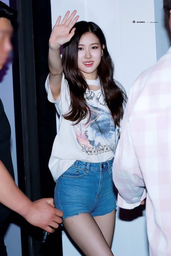 Học hỏi 5 công thức mix đồ của Rosé cho style ngày thường chuẩn đẹp