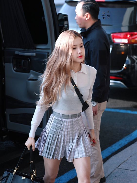 Học hỏi 5 công thức mix đồ của Rosé cho style ngày thường chuẩn đẹp
