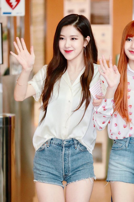 Học hỏi 5 công thức mix đồ của Rosé cho style ngày thường chuẩn đẹp