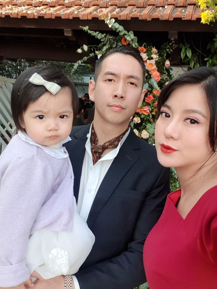 Hot girl Man United Tú Linh: Hạnh phúc khi làm vợ, làm mẹ hai con