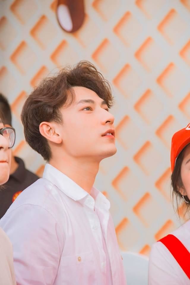 Isaac, Sơn Tùng và loạt sao nam Vbiz sở hữu góc nghiêng cực phẩm