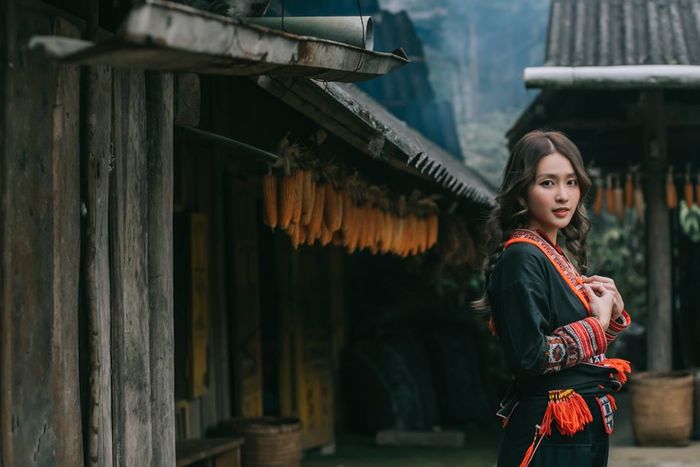 Khả Ngân tung bộ hình hóa thân thành con gái vùng Tây Bắc mặn mà