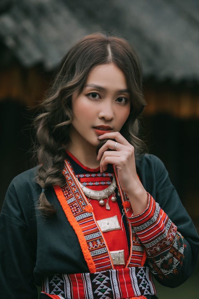 Khả Ngân tung bộ hình hóa thân thành con gái vùng Tây Bắc mặn mà