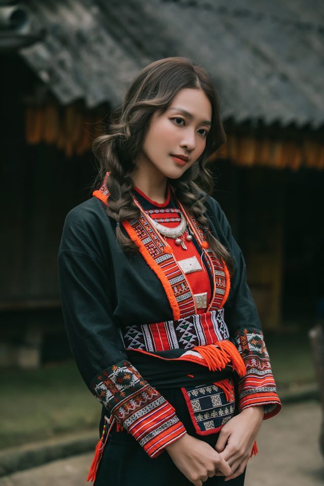 Khả Ngân tung bộ hình hóa thân thành con gái vùng Tây Bắc mặn mà