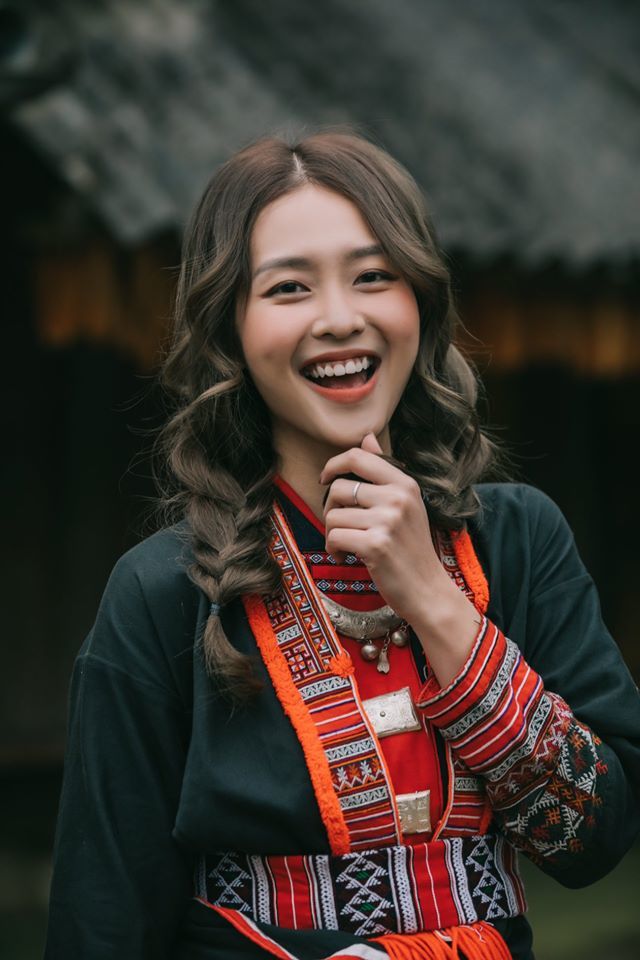 Khả Ngân tung bộ hình hóa thân thành con gái vùng Tây Bắc mặn mà