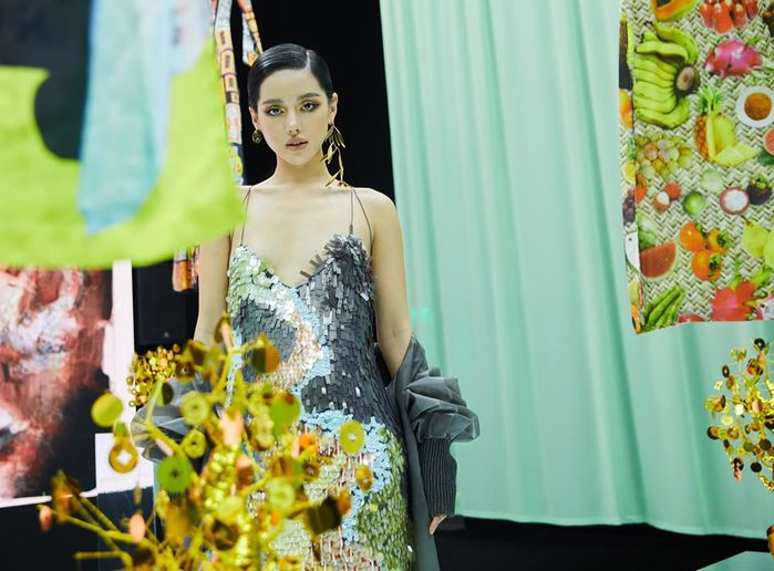 Khánh Linh The Face cá tính lại sexy với chiếc váy trễ nải lấp lánh