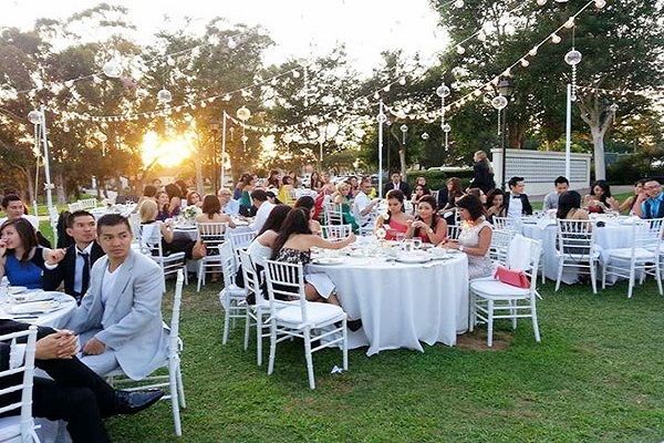 Khoa học chứng minh các cặp càng tiêu ít tiền cho hôn lễ càng bền lâu