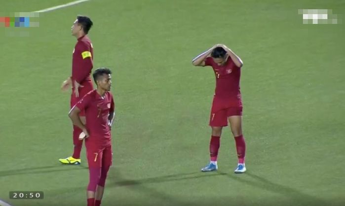 Khoảnh khắc cầu thủ Indonesia ôm chúc mừng thắng lợi của U22 Việt Nam