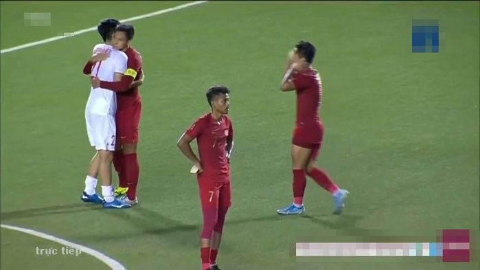 Khoảnh khắc cầu thủ Indonesia ôm chúc mừng thắng lợi của U22 Việt Nam