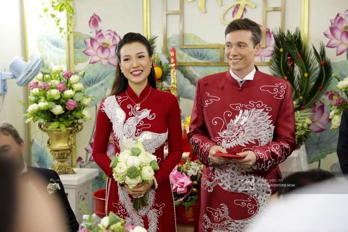 Không gian lễ cưới ngập hoa sen tại nhà riêng của Á hậu Hoàng Oanh