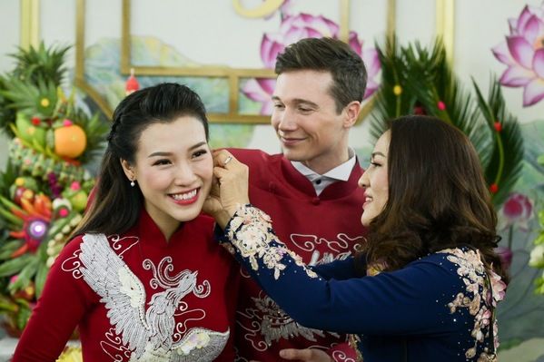 Không gian lễ cưới ngập hoa sen tại nhà riêng của Á hậu Hoàng Oanh