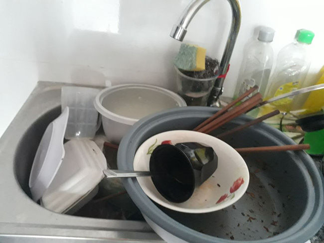 Con gái ở bẩn: Nhà cửa lộn xộn, chén bát để bốc mùi không chịu rửa