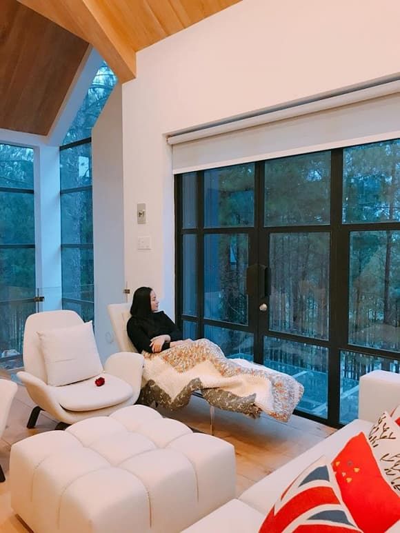 Lấy chồng đại gia hơn nhiều tuổi: Bảo Thy được đối xử như công chúa
