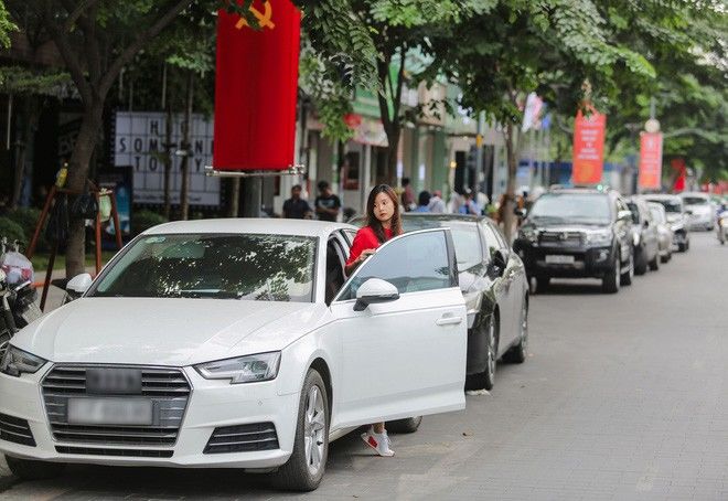 Lỡ mồm, Midu bị Trường Giang bắt mua súp vi cá 3,2 triệu/phần mời ekip