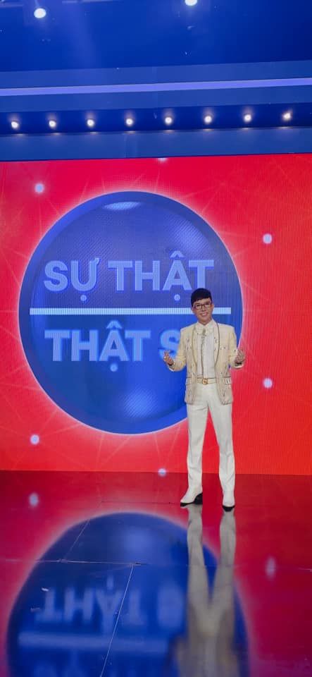 Long Nhật được khen duyên dáng khi dẫn chương trình talkshow