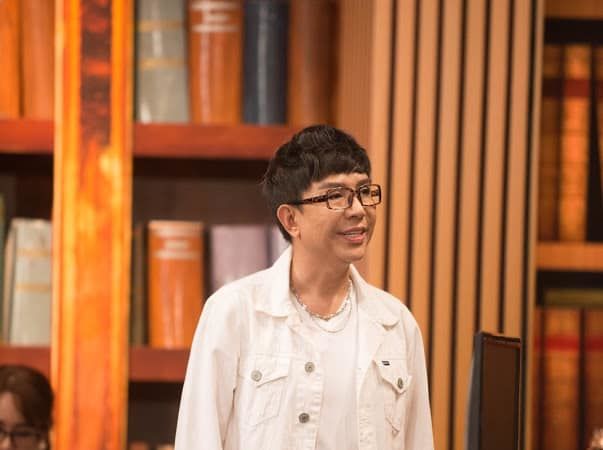 Long Nhật được khen duyên dáng khi dẫn chương trình talkshow
