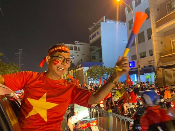 Long Nhật được khen duyên dáng khi dẫn chương trình talkshow