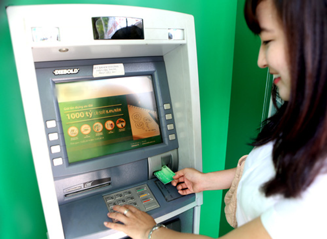 Lương của chồng chuyển thẳng vào tài khoản vợ là hoàn toàn hợp pháp