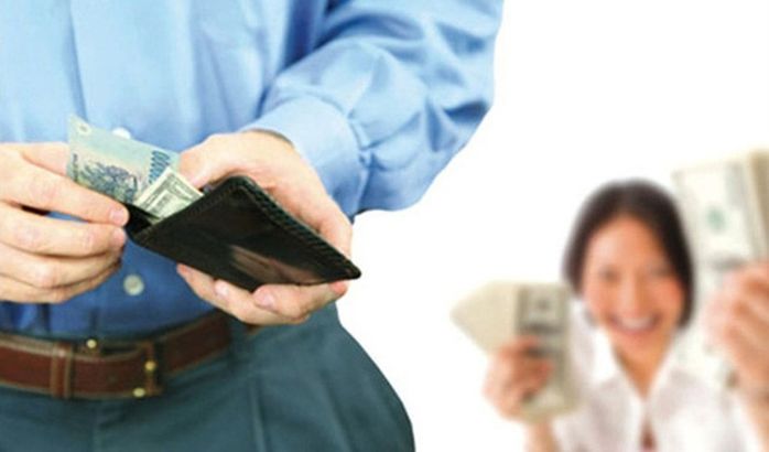 Lương của chồng chuyển thẳng vào tài khoản vợ là hoàn toàn hợp pháp